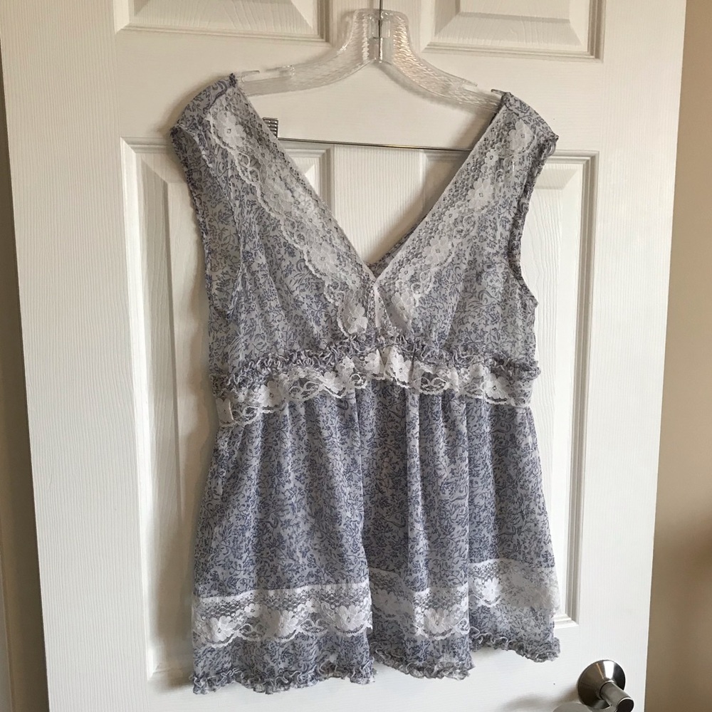 Dizzy Lizzy feminine sleeveless top, medium.